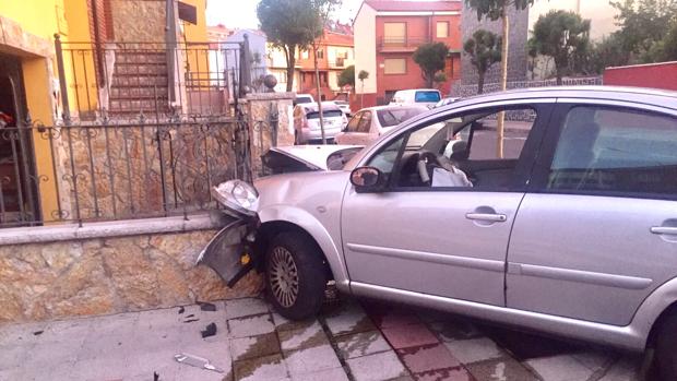 El coche que se empotró contra un edificio en León