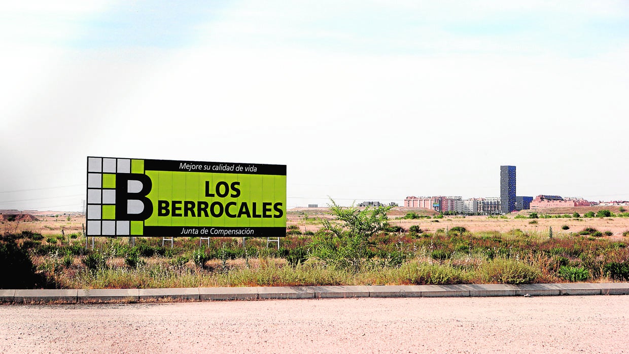 El erial donde debe levantarse Los Berrocales, con el Ensanche de Vallecas de fondo