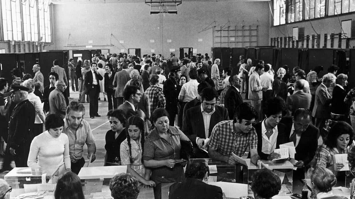 Ciudadanos votando en Madrid en las elecciones generales de junio de 1977