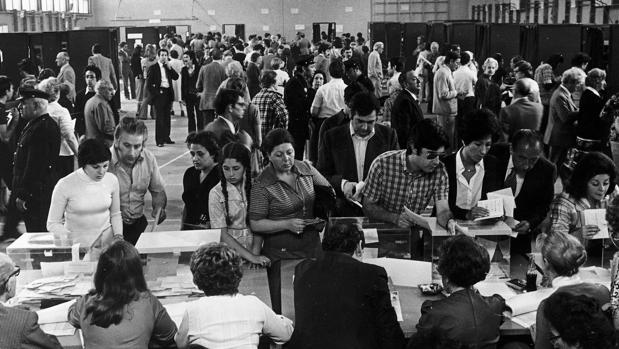 Ciudadanos votando en Madrid en las elecciones generales de junio de 1977