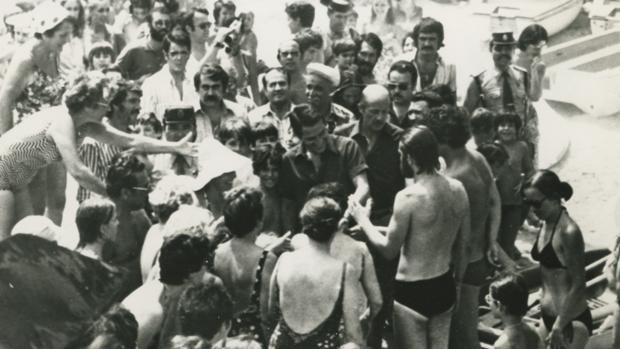 Adolfo Suárez recibe el saludo de un grupo de veraneantes en la playa de Bagur (Gerona)