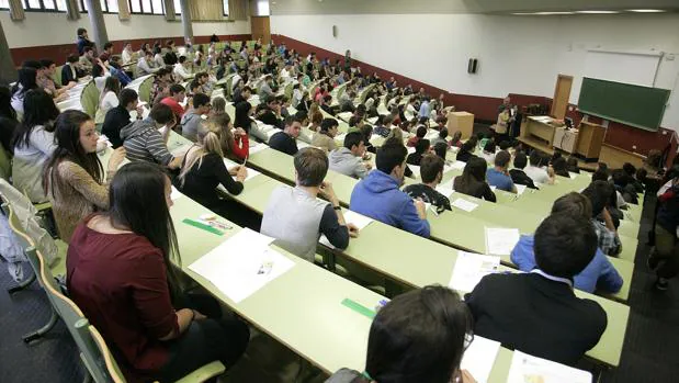 Alumnos durante un examen de Selectividad en la Universidad de León en una imagen de archivo