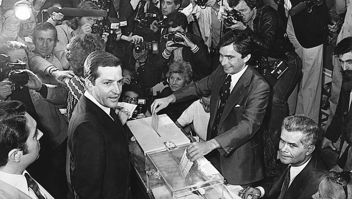 Adolfo Suárez vota en las primeras elecciones generales de la democracia, el 15 de junio de 1977