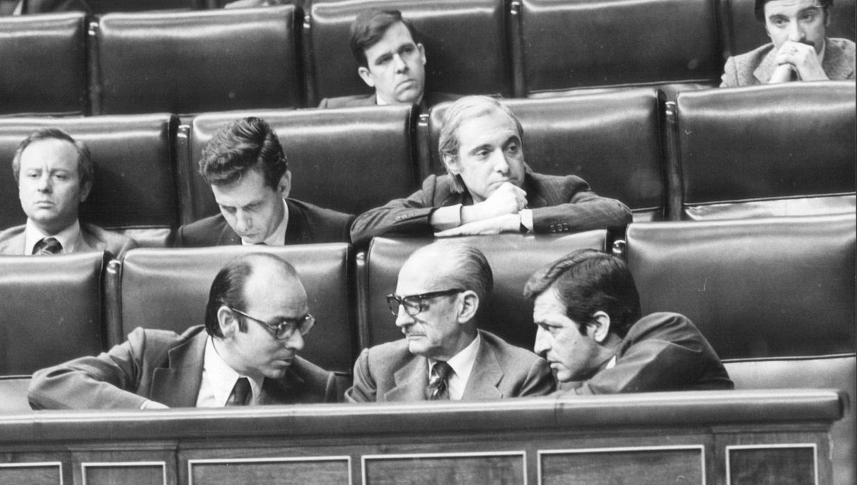 Manuel Gutiérrez Mellado, flanqueado por Adolfo Suárez y Fernando Abril Martorell, en el Congreso de los Diputados