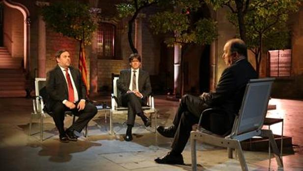 Puigdemont y Junqueras, durante la entrevista para TV3