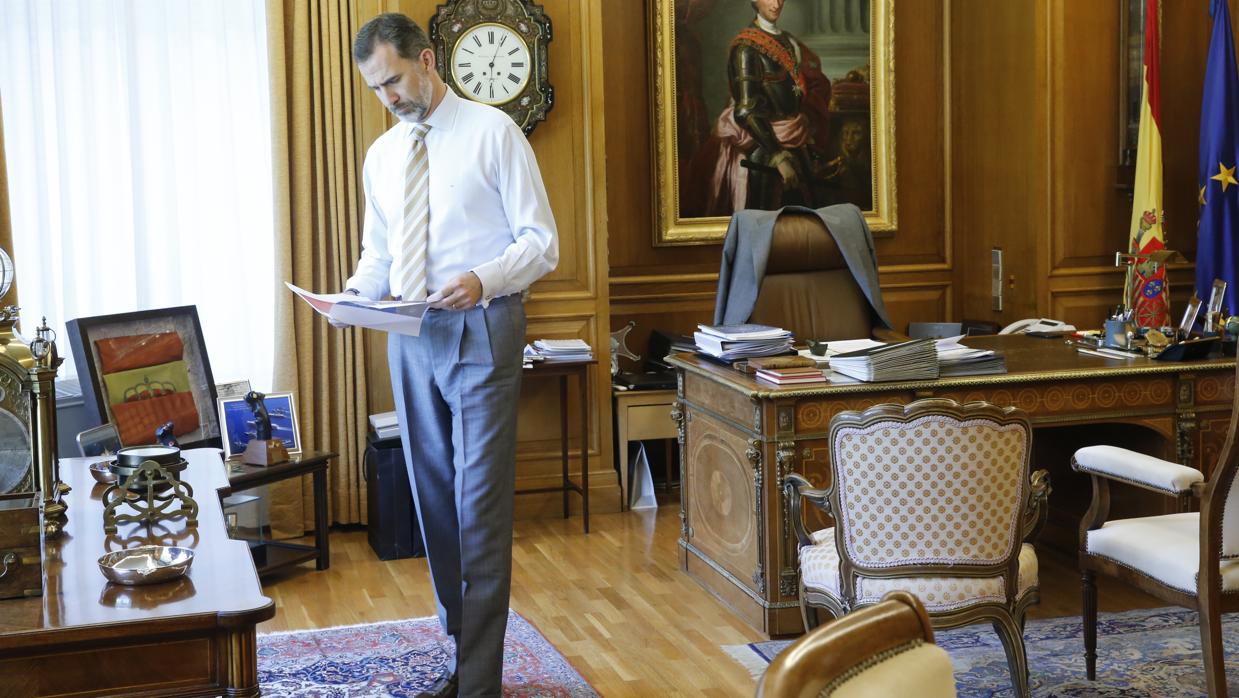 Don Felipe, durante una jornada de trabajo en su despacho del Palacio de La Zarzuela