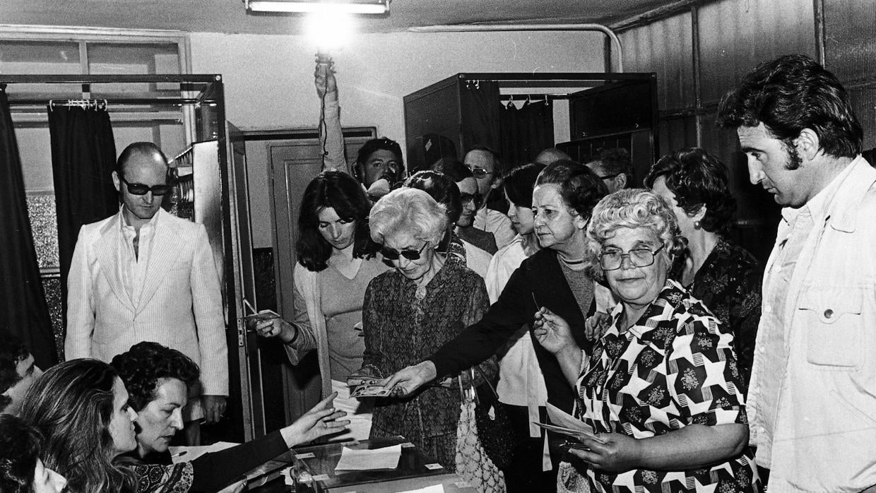 Ciudadanos españoles votando en las elecciones del 15 de junio de 1977