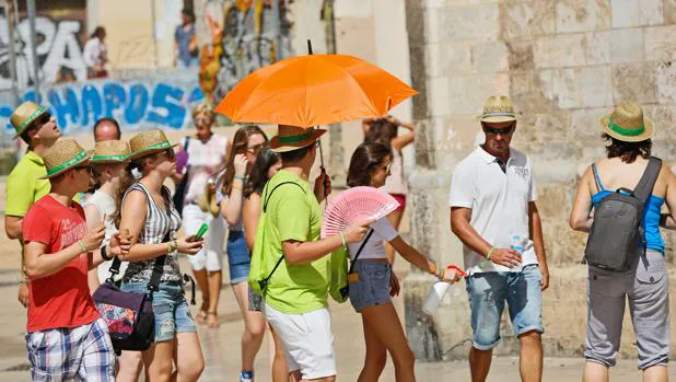 Unos turistas se protegen del calor en Valencia