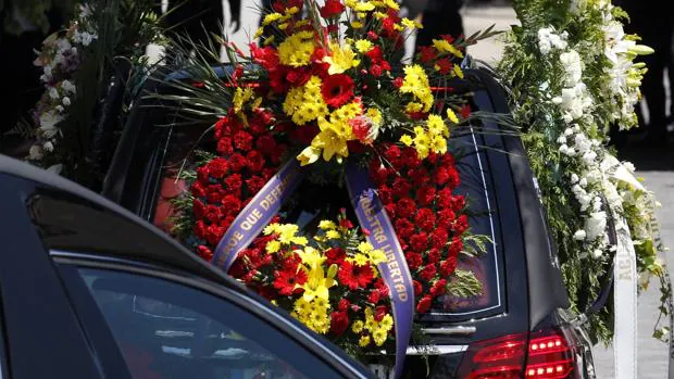 Cifuentes abraza a la madre de Ignacio Echeverría antes del funeral en memoria de su hijo