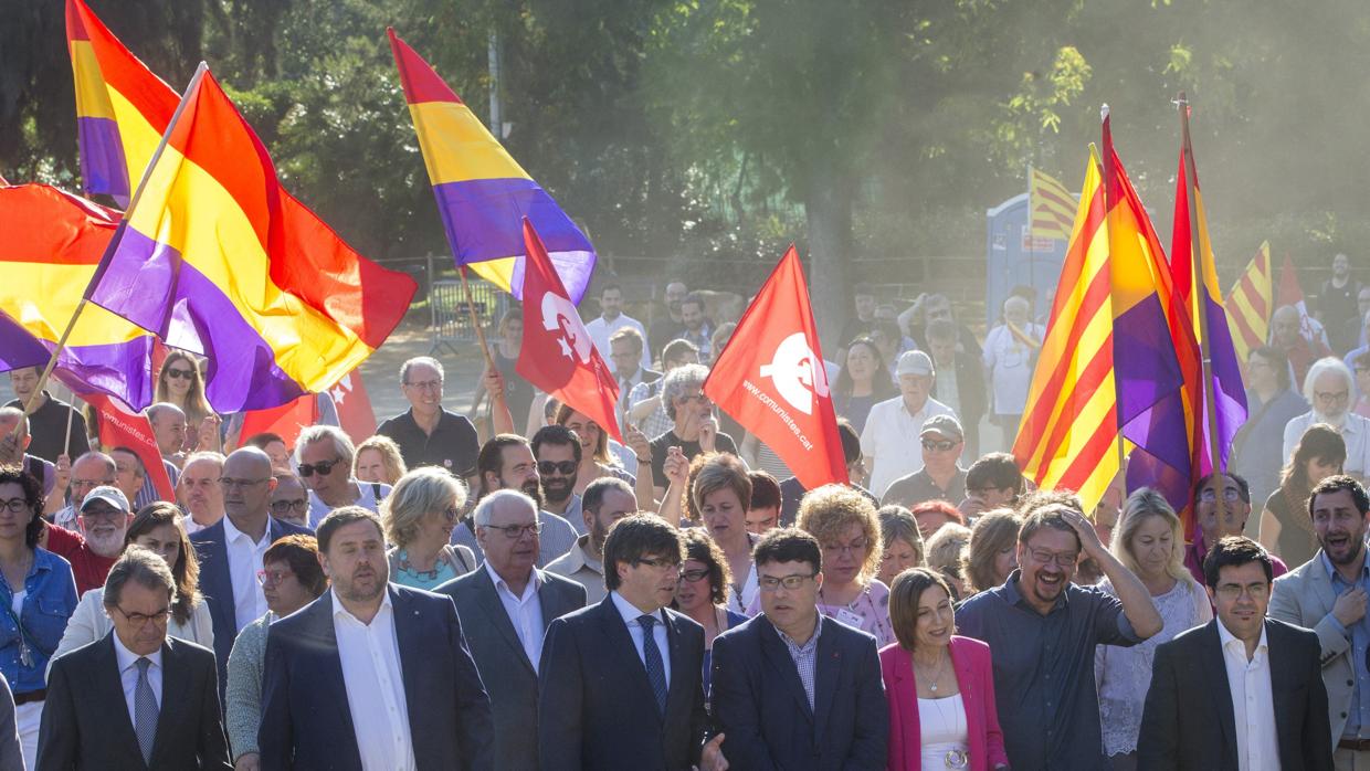 Comitiva de apoyo a Joan Josep Nuet antes de declarar en el TSJC