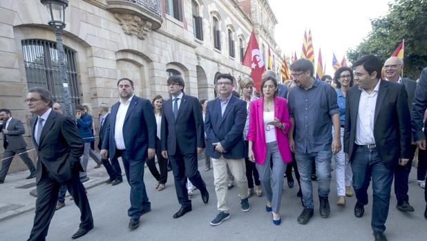 Puigdemont, junto a Mas, Junquerasm Forcadell, Domènech y Pisarello, acompañan a Nuet a declarar al TSJC