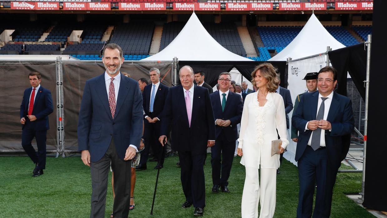 El Rey junto a Don Juan Carlos, Cristina Garmendia y Guillermo Fernández Vara, este lunes en el Vicente Calderón