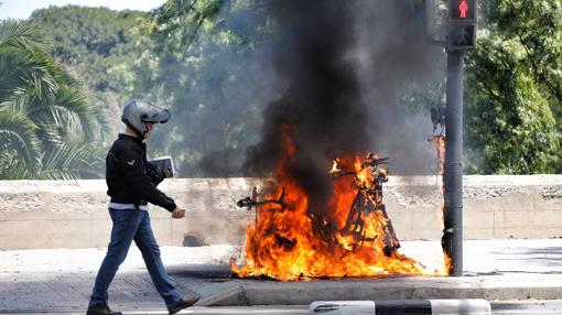 Imagen de la moto en llamas