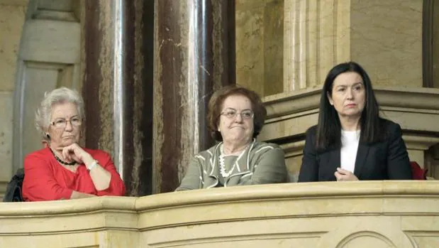 Carme Borbonès, cuando era presidenta de Cáritas Cataluña, en el Parlamento autonómico, en 2014