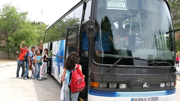 Un grupo de estudiantes suben al autobús escolar que les lleva a casa