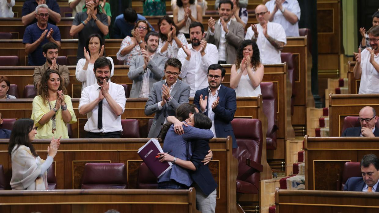 Pablo Iglesias e Irene Montero se abrazan tras la intervención de la portavoz de Podemos