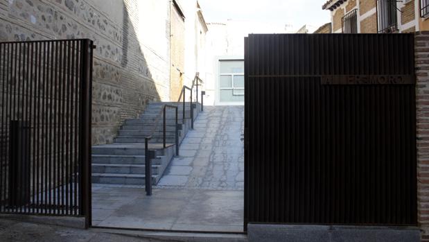 Puerta de acceso al edificio del Taller del Moro de Toledo