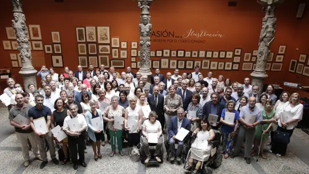 Foto de grupo tras la firma de convenios de colaboración en acción social financiados por Ibercaja