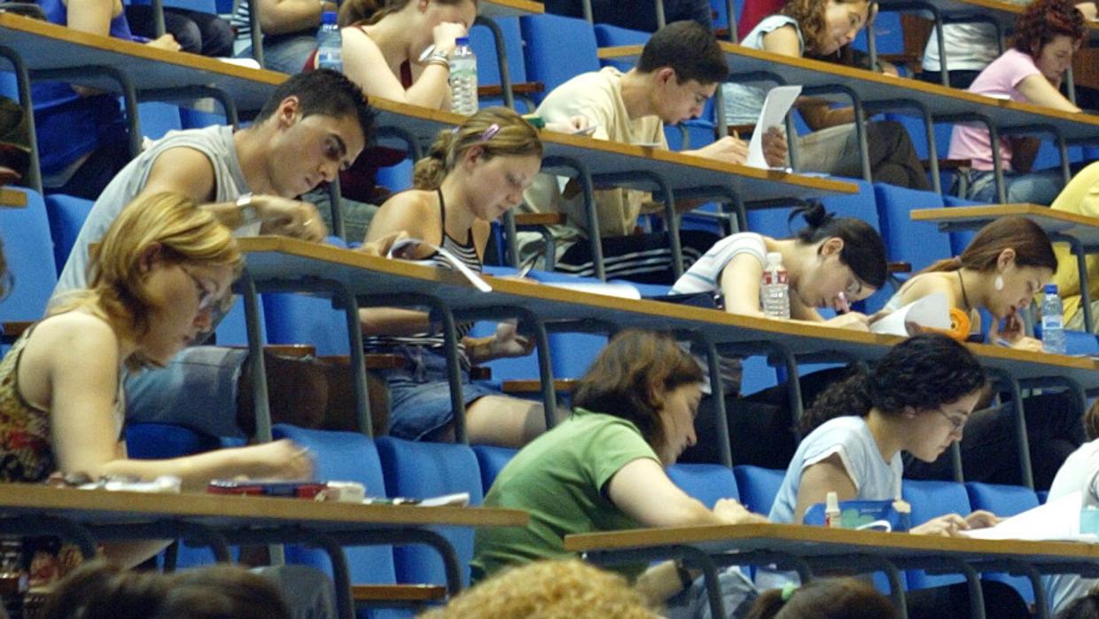 Alumnos durante las pruebas de acceso a la Universidad