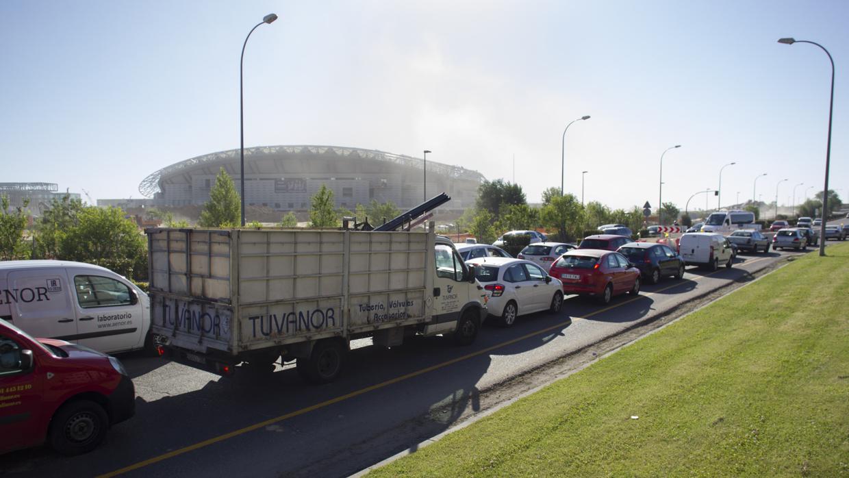 La avenida de Arcentales colapsada a la altura del nuevo estadio, ayer por la mañana