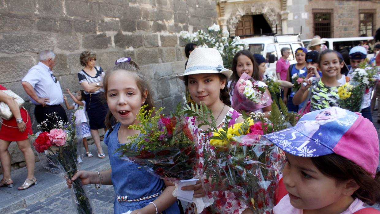 Niñas durante la ofrenda floral