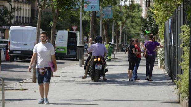 Varias motos circulaban ayer por la acera de la calle Galileo, recién peatonalizada