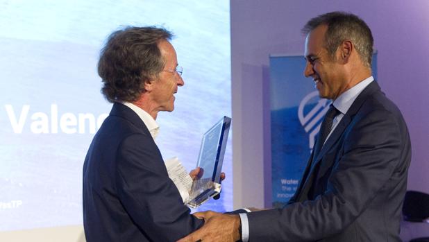 El consejero delegado de Global Omnium, Dionisio García Comín, recogió el galardón, a la mejor iniciativa europea en la categoría de Digital Water