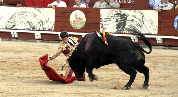 El Juli inició la faena al cuarto de la tarde, Furtivo, toreando de rodillas