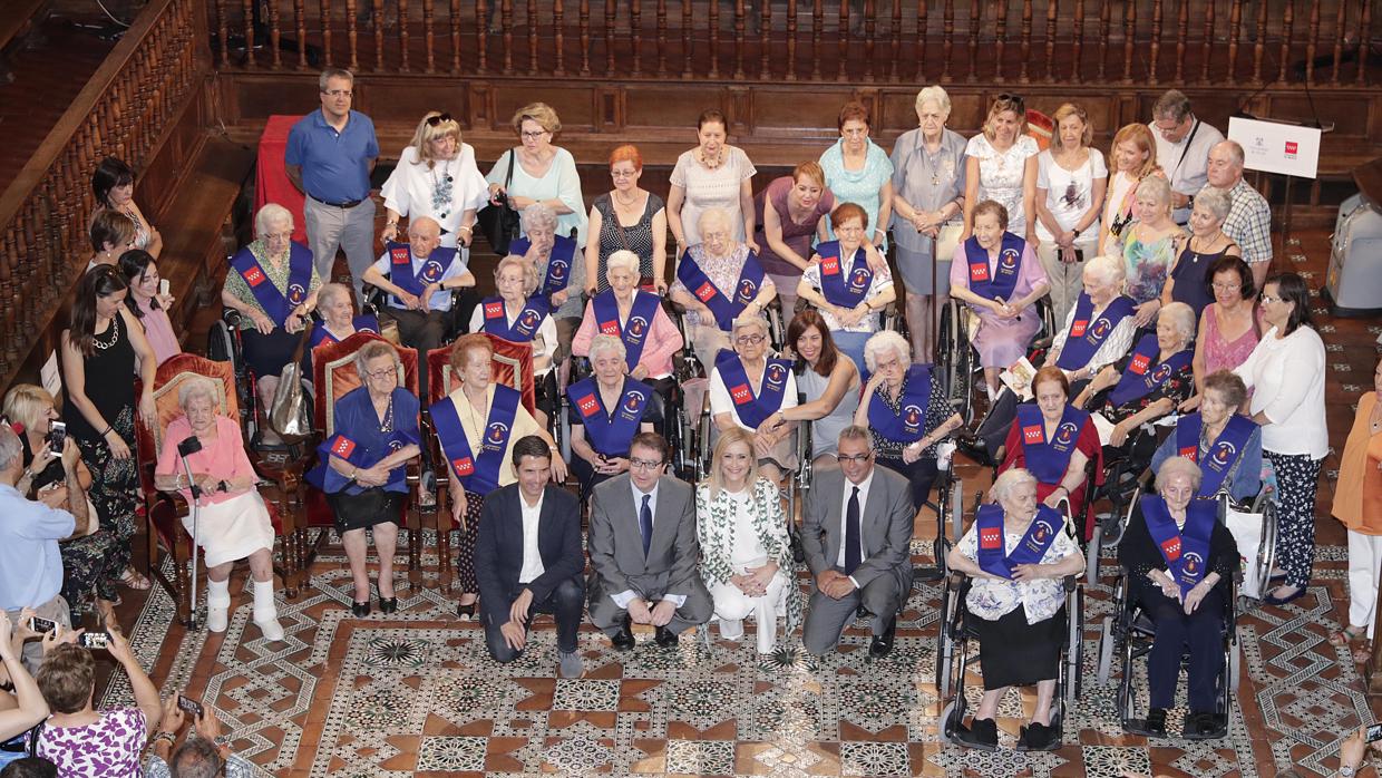 El grupo de 21 centenarias, junto a Cifuentes, el rector de Alcalá, el alcalde alcalaíno y el consejero de Asuntos Sociales