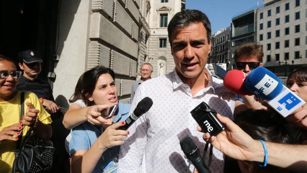 Sánchez explota el enfrentamiento entre Podemos y Cs para situarse como única alternativa a Rajoy