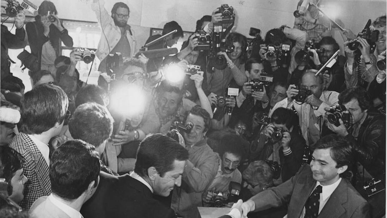 Adolfo Suárez votando en su colegio electoral en las elecciones de 1977