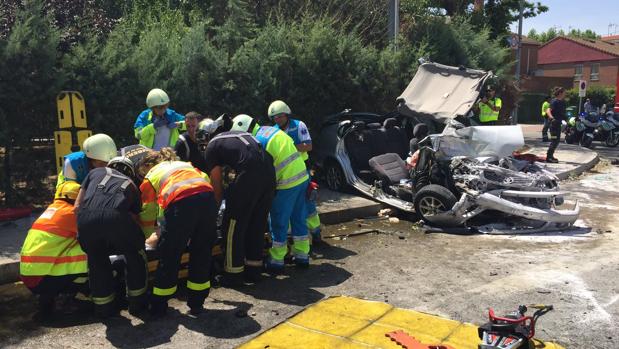 Herido muy grave un hombre tras chocar contra un camión y quedar atrapado en su coche en la M-300