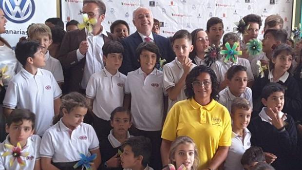 Escolares con el presidente del Cabildo de Gran Canaria, Antonio Morales, este viernes en Eusew 2017