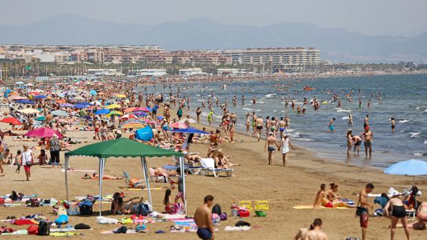 Imagen tomada este jueves en la playa de Las Arenas