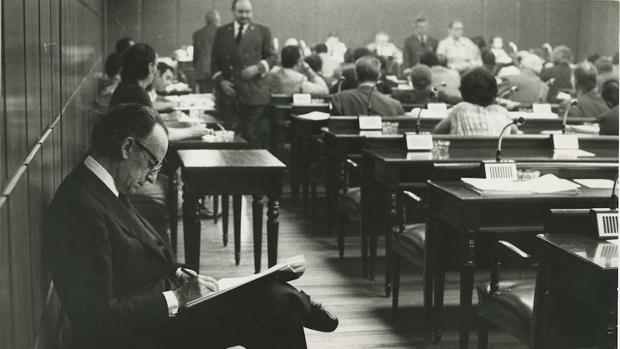 Antonio Hernández Gil en la comisión constitucional del Senado en 1978