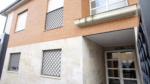 Portal de la vivienda donde tuvieron lugar los hechos