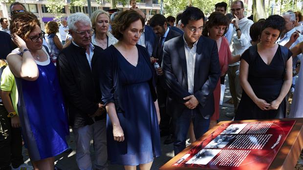La alcaldesa de Barcelona, Ada Colau y el primer teniente de alcalde, Gerardo Pisarelo, observan la placa en recuerdo a las víctimas del atentado