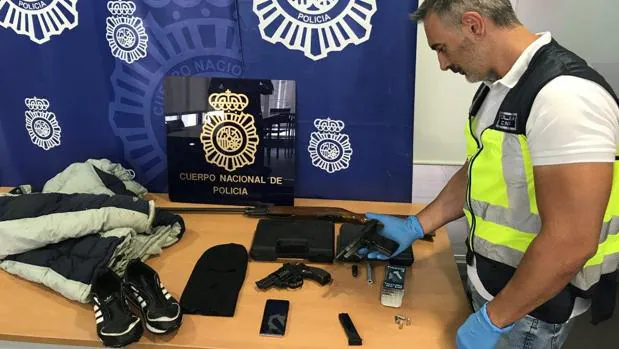 Armas y material intervenido en los domicilios de los atracadores encapuchados en Alicante