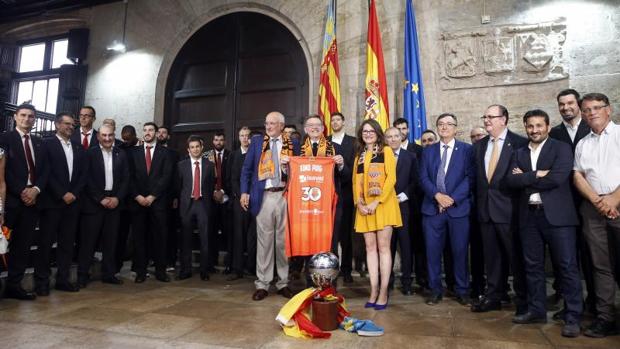 Puig en la recepción al equipo de baloncesto de Valencia, este sábado