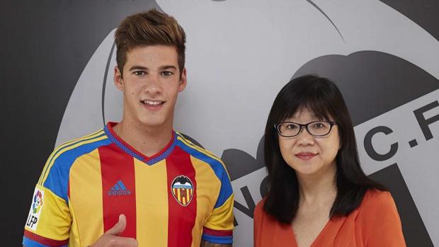 Santi Mina, en su preentación como jugador del Valencia CF