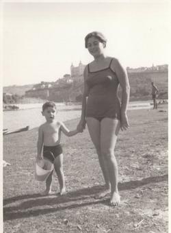 Imagen publicada en el blog «Toledo Olvidado» de un día de playa en el Tajo en Toledo hacia 1965 cedidas por la familia Del Cerro Corrales