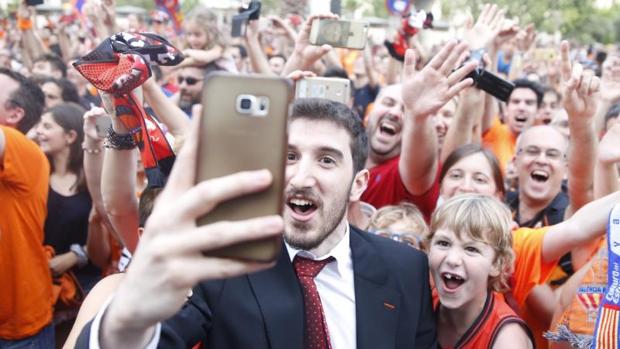El jugador Guillem Vives se hace un selfie con aficionados