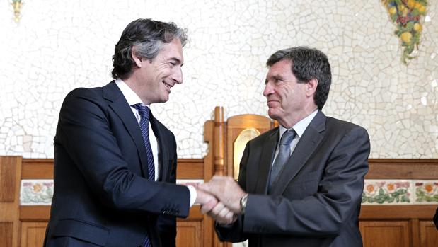 Imagen del ministro de Fomento con el presidente de la Autoridad Portuaria de Valencia
