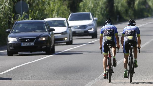 Imagen de dos ciclistas en la carretera de El Saler