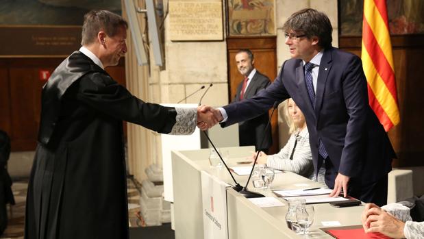 Puigdemont felicita a Francesc Esteve, nuevo director del Gabinete Jurídico de la Generalitat, hoy