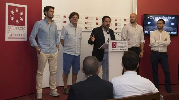 Imagen de Moliner con los directores d elos cuatro festivales de Castellón