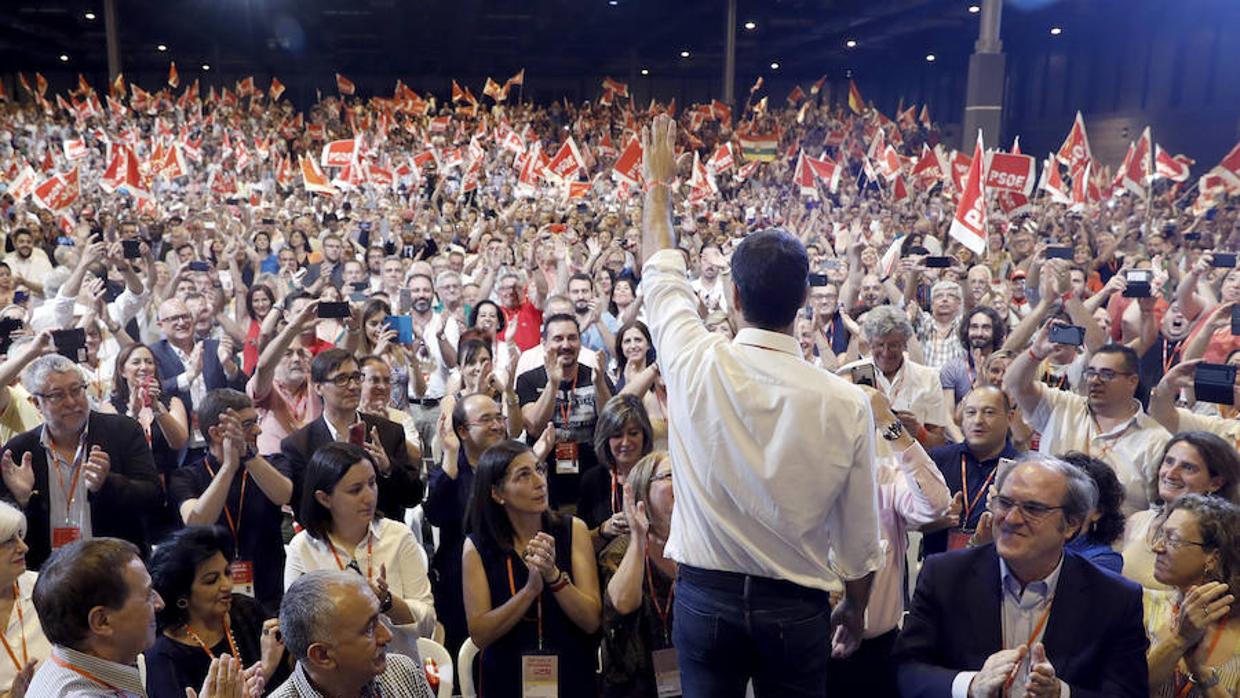 Pedro Sánchez, saludando a los delegados y simpatizantes en el acto de clausura del Congreso Federal del PSOE