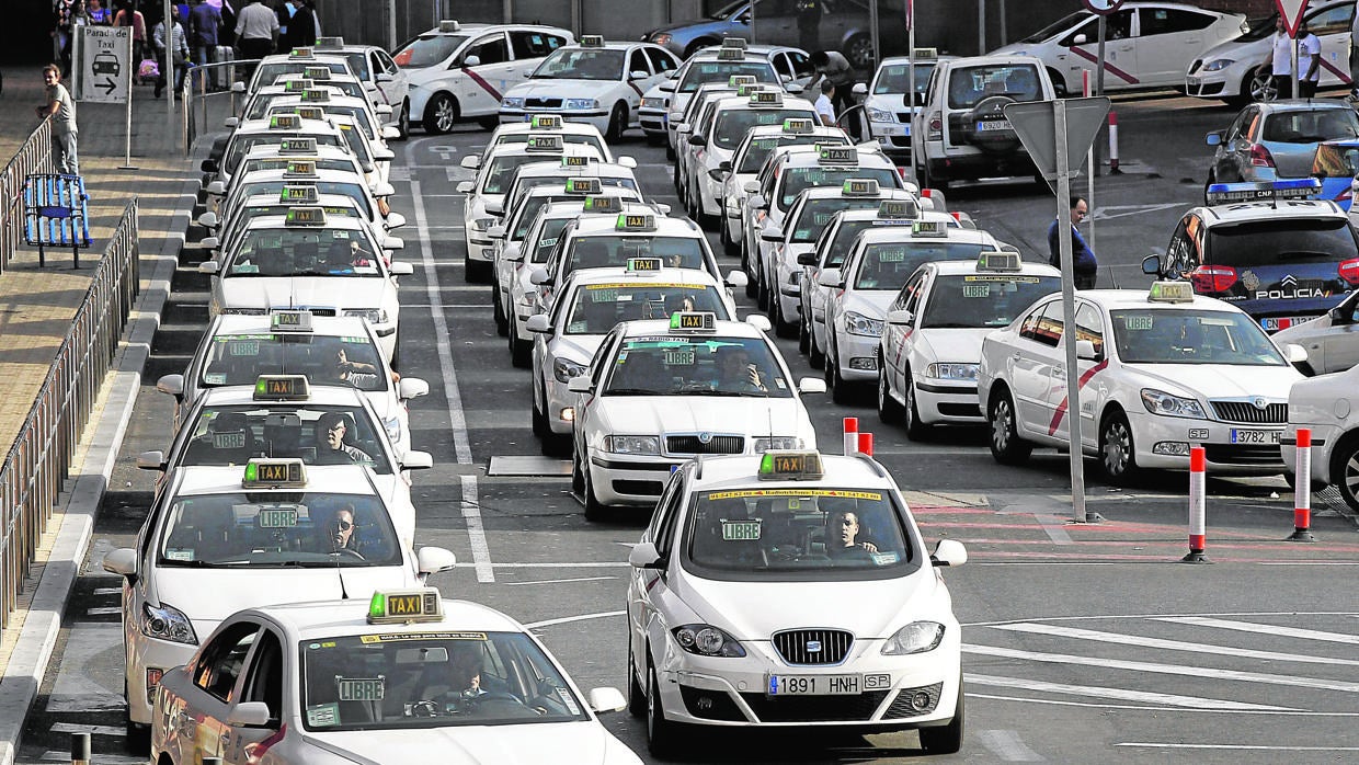 Filas de taxis en la estación de Atocha