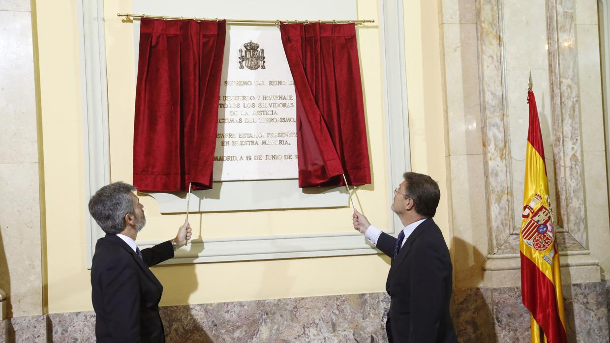 Lesmes y Catalá descubren la placa por las víctimas del terrorismo