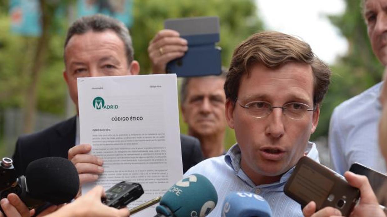 El portavoz del PP en el Ayuntamiento de Madrid, José Luis Martínez-Almeida, este martes en la calle Galileo